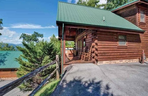Black Bear Falls Cabin | BARE HUGS! 1BR Log Cabin w/Hot Tub, Pool Table, Arcade, Leather, new Appliances!
