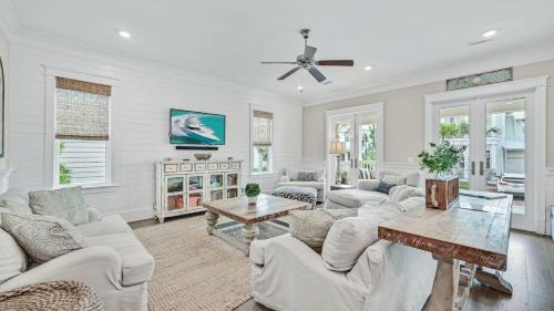 Santa Rosa Beach House | Barefoot Paradise by AvantStay Walk to Beach Pool Bikes