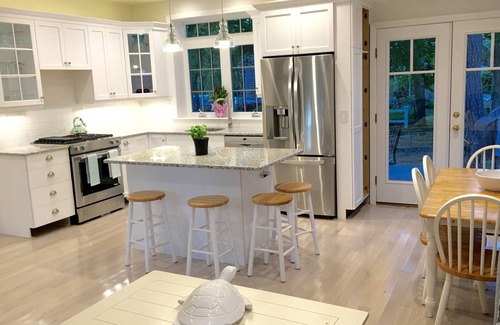 Hyannis House | Barefoot Walk to Beaches AC Fast WiFi Family/Pet Friendly Close to Harbor