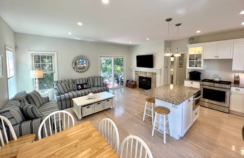 Hyannis House | Barefoot Walk to Beaches AC Fast WiFi Family/Pet Friendly Close to Harbor