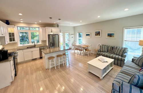 Hyannis House | Barefoot Walk to Beaches AC Fast WiFi Family/Pet Friendly Close to Harbor