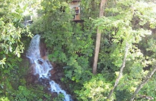 Penjamo Cabin | Bark Cabin on waterfall