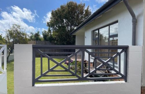 Sandbaai House | Barking Beach Cottage, Sandbaai - Pet Friendly