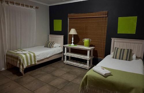 Sandbaai House | Barking Beach Cottage, Sandbaai - Pet Friendly