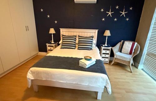 Sandbaai House | Barking Beach Cottage, Sandbaai - Pet Friendly