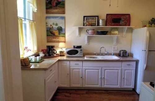 East of Broadway Cottage | Barkley Cottage - 1 Bedroom