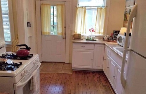 East of Broadway Cottage | Barkley Cottage - 1 Bedroom