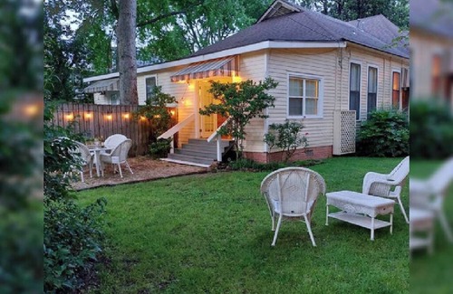 East of Broadway Cottage | Barkley Cottage - 1 Bedroom
