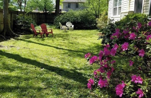 East of Broadway Cottage | Barkley Cottage - 2 Bedroom