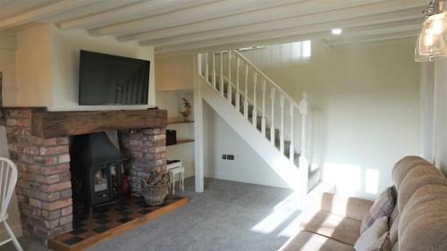 Llanfyllin House | Barley Cottage - 5* Cyfie Farm with log burner and private covered hot tub