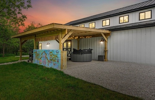 Mount Pleasant House | Barn! B-Ball Court/Mini Golf/Sports Bar/Tiki Bar/Theater/Arcade/Hot Tub/Fire Pit