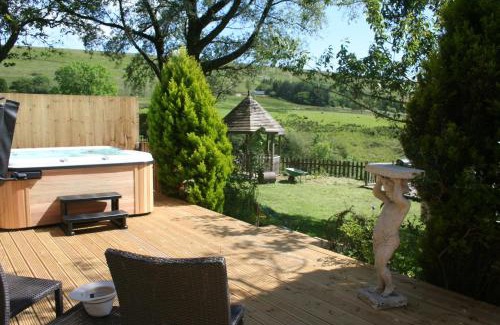 Mawr Cabin | Barn Cottage - Farm Park Stay with Hot Tub