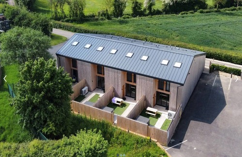 Little Rissington Cottage | Barn in Cotswolds with Hot Tub & Scenic Views