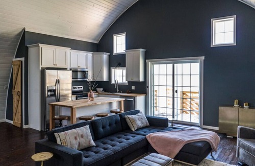 Three Oaks House | Barn of Three Oaks near Lake Michigan Journeyman