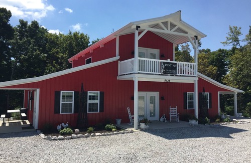 Eddyville House | Barn unit with vintage charm and a modern twist
