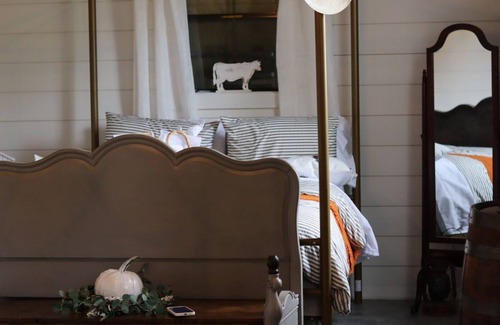Floyd Dale House | Barn Venue apartment with kids games, fire pits, and animal feeding.