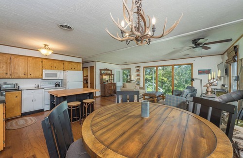 Burnsville Cottage | Barnview Cottage~Mtn View & Fire Pit~ Grill, WiFi, Private~3 Mins to Burnsville