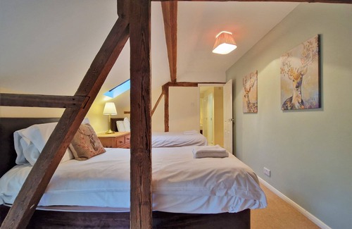 Ivinghoe Cottage | Barnyard Cottage - three bedroom barn conversion with free wi-fi