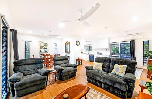 Leanyer House | Baroalba Pool House - Sprawling Tropical Escape
