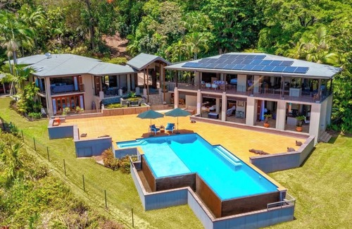 Cairns Villa | Barong Luxury Home, Private and Tranquil Estate