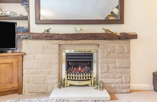 Tideswell Cottage | BARR COTTAGE, family friendly, with a garden in Tideswell