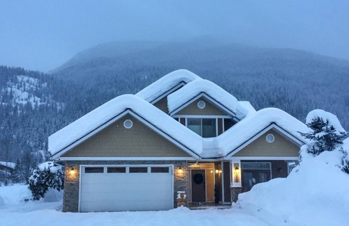 Revelstoke House | Barrel Sauna, HotTub, 2 Zero Gravity Massage Chairs, Powder Gong, Arcade & more