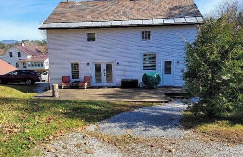 East Haven  Rutland County Apartment | Barrett Hill Rooms 1 mile from all medical accommodations in Rutland City