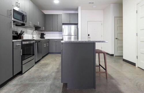 DeBaliviere Place Apartment | Barsala l 1BD Located in Central West End
