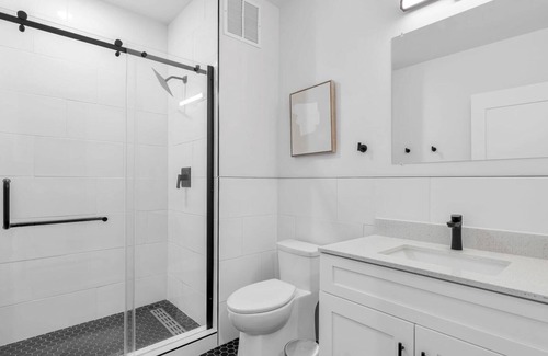 Sans Souci Apartment | Barsala l Elegant 2BD Getaway: Near Downtown & Parks