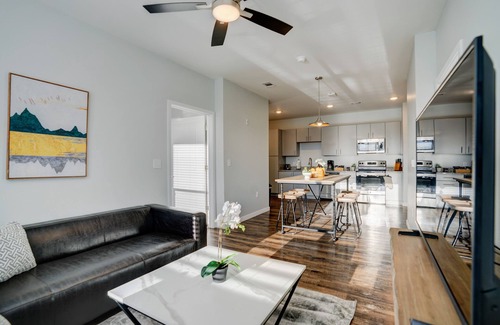 Downtown Reno Apartment | Barsala l Upscale 2BD with Roof-Top Courtyards