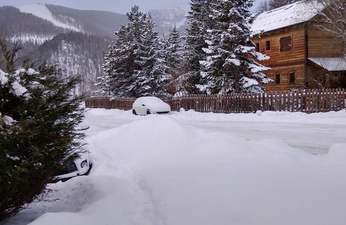 Saint-Etienne-de-Tinee Ski Chalet | bas de Chalet Avec Jardinet Devant