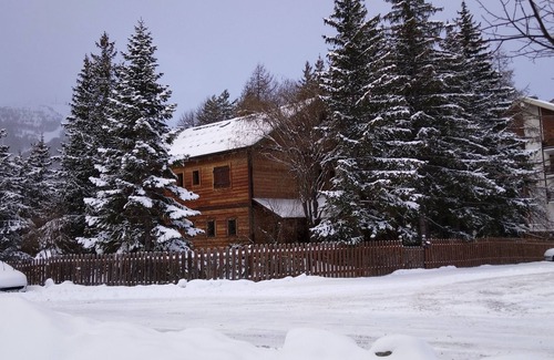 Saint-Etienne-de-Tinee Ski Chalet | bas de Chalet Avec Jardinet Devant