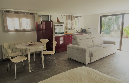 Carnoux-en-Provence Apartment | Bas de villa near Calanques de Cassis in quiet subdivision