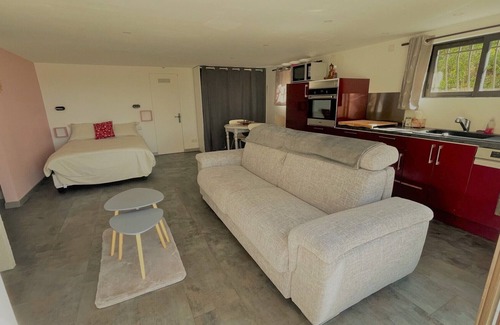 Carnoux-en-Provence Apartment | Bas de villa near Calanques de Cassis in quiet subdivision