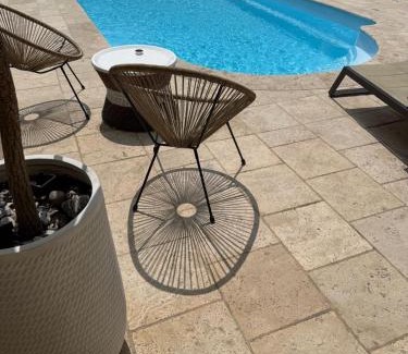 Carros Apartment | Bas de Villa à 15 min de Nice avec piscine