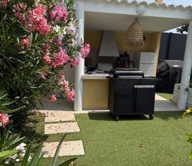 Carros Apartment | Bas de Villa à 15 min de Nice avec piscine