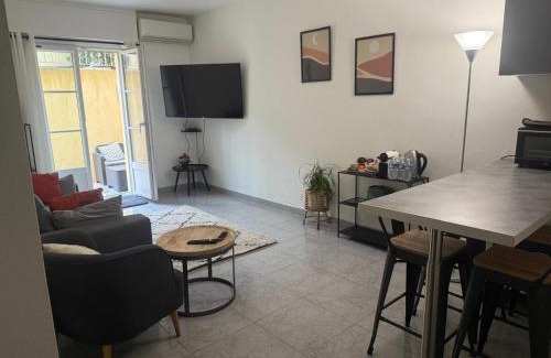 Carros Apartment | Bas de Villa à 15 min de Nice avec piscine