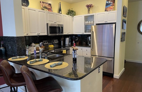 Belltown Condo | BASEBALL Playoffs! 2 BR,WATER VIEW. 98% Walk Score! FREE Pkg-Hot Tub, Pool