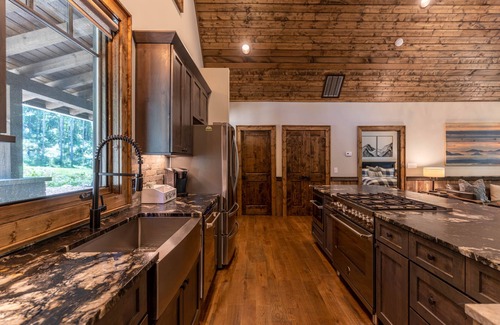 Banner Elk House | BaseCamp at Eagles Nest - 2 suites, hot tub, pet friendly, close to Camp, stream