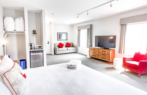 Canmore Hotel | Basecamp Lodge I King Suite Room