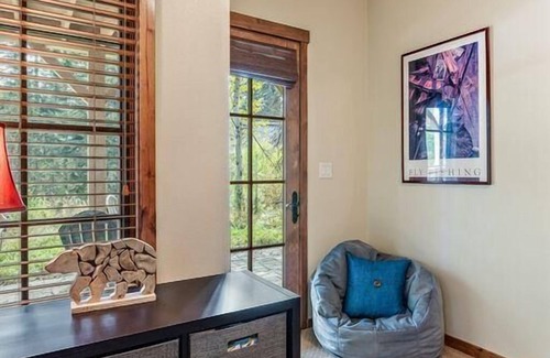 Tamarack Resort House | BaseCamp Townhome - Splendid Townhome |Wood Fireplace and Ski In/Out