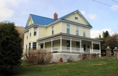 Durbin House | BaseCampWV-Durbin. Spacious 4 bedroom house w/yard