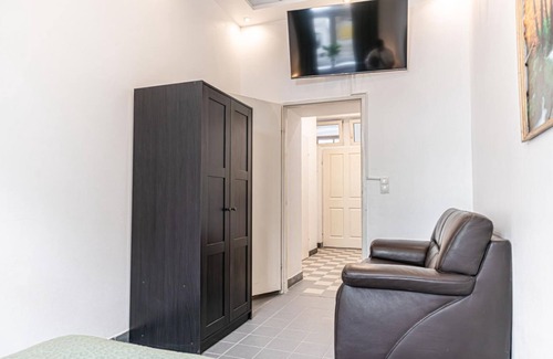 Meidling Apartment | Basic 1BR Apartment Well Connected & Central