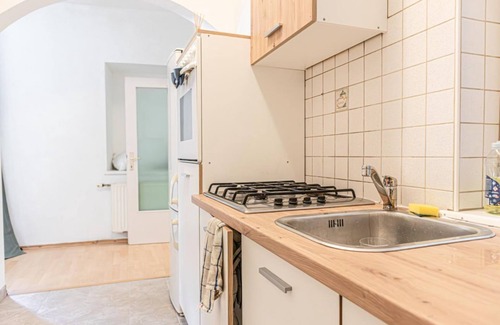 Rudolfsheim-Funfhaus Apartment | Basic 2BR + 1LR Apt Near Westbahnhof | Sleeps 6