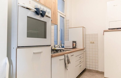 Rudolfsheim-Funfhaus Apartment | Basic 2BR + 1LR Apt Near Westbahnhof | Sleeps 6