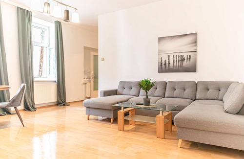 Rudolfsheim-Funfhaus Apartment | Basic 2BR + 1LR Apt Near Westbahnhof | Sleeps 6
