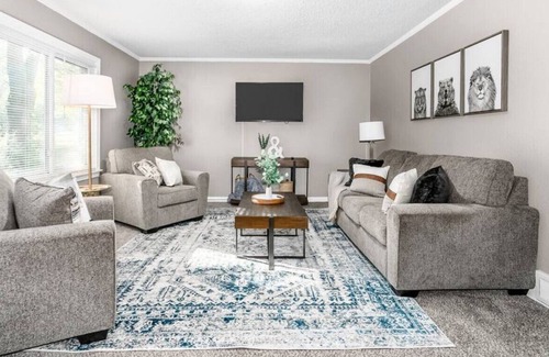 Prairie Village House | Basic Becky's Bungalow: No Cleaning Fee!