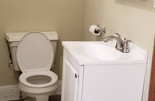 Dunbar House | Basics on a Budget, King, 55in smart TV, Wifi,Pets
