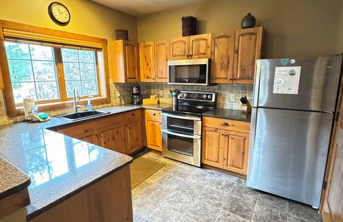 Boyne Falls Ski Chalet | Basin Creekside: Hot Tub