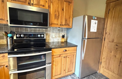 Boyne Falls Ski Chalet | Basin Creekside: Hot Tub